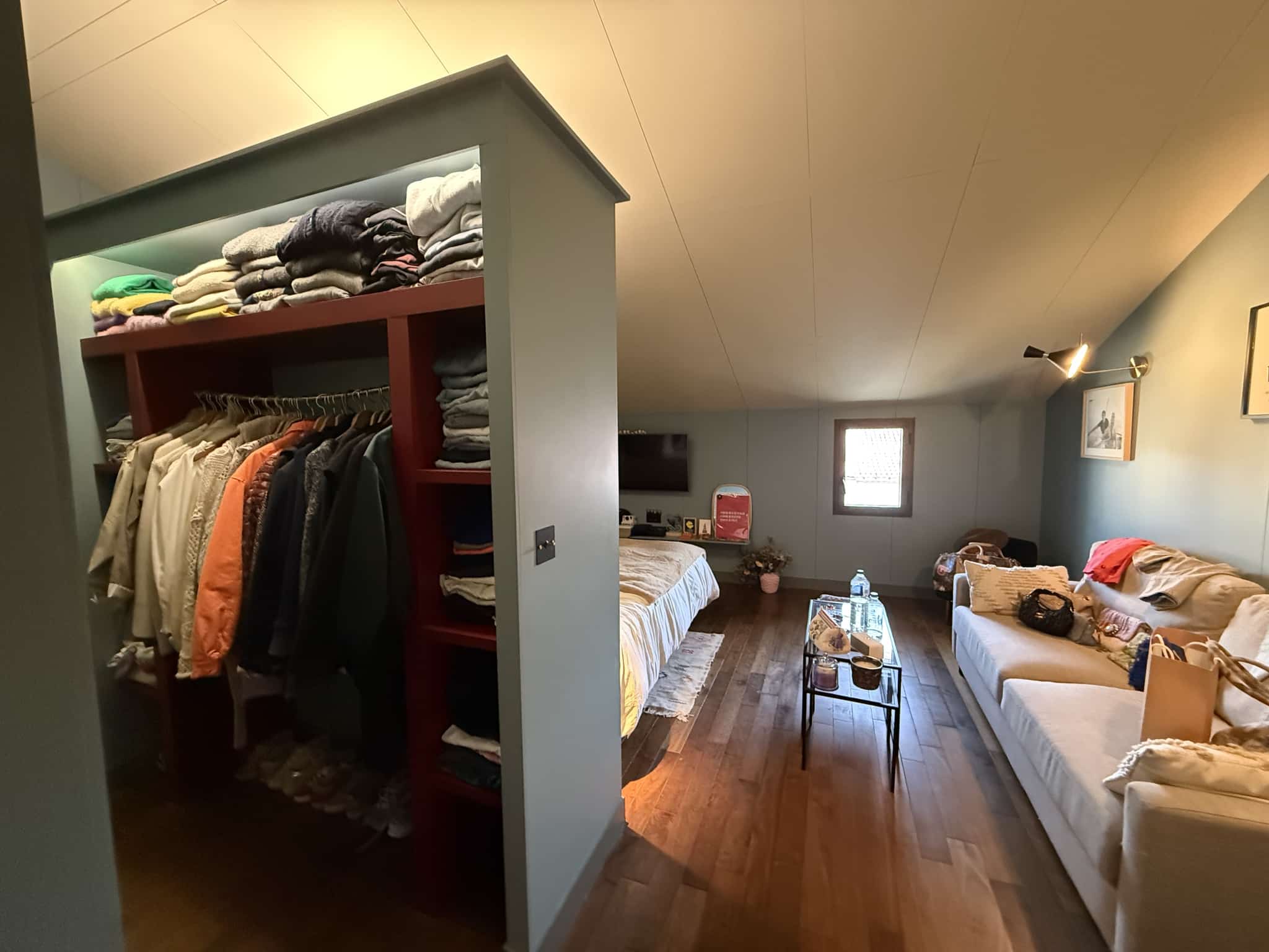 Chambre élégante avec dressing et coin salon dans une maison de village à Maillane.