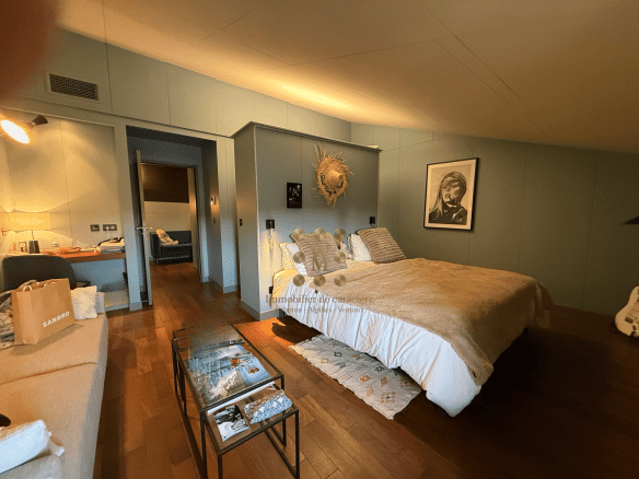 Chambre élégante avec lit double et décoration moderne dans une maison de maître à Maillane.