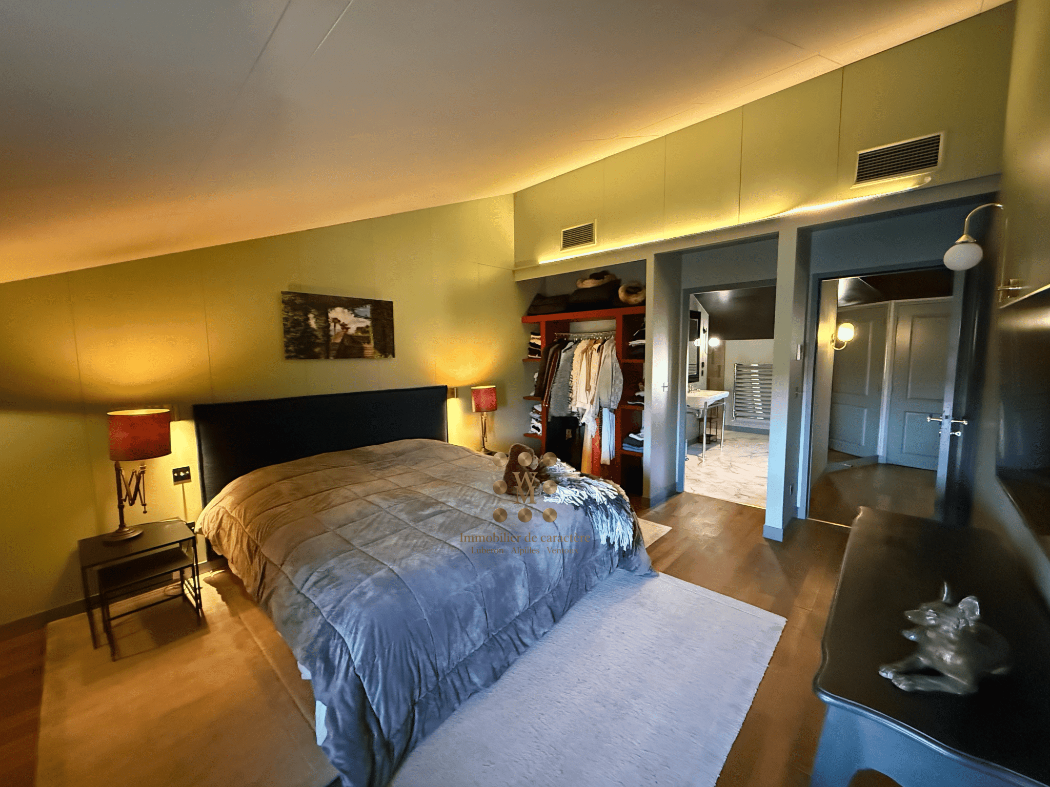 Chambre d'une maison de maître restaurée avec décoration moderne et authentique.