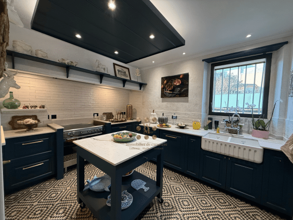 Cuisine moderne et élégante avec des éléments en pierre et des meubles bleus.