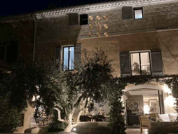Maison de maître restaurée avec jardin, éclairée la nuit à Maillane.