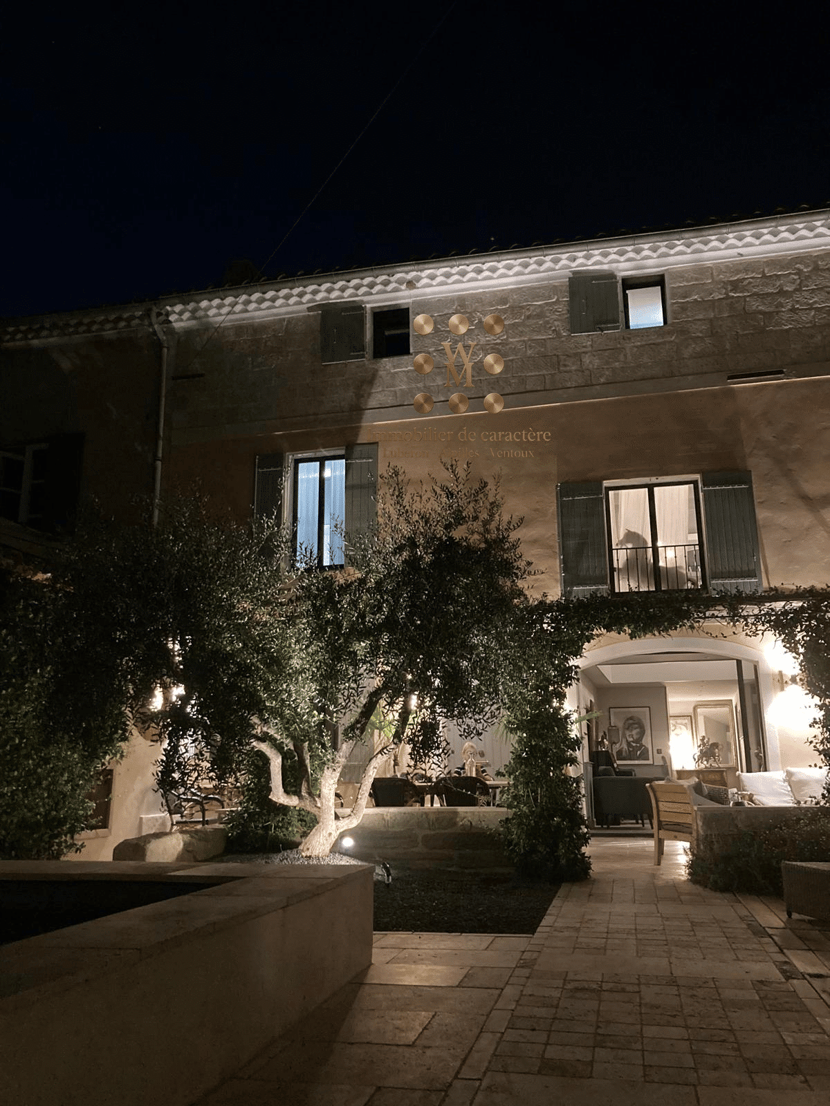 Maison de maître restaurée avec jardin, éclairée la nuit à Maillane.