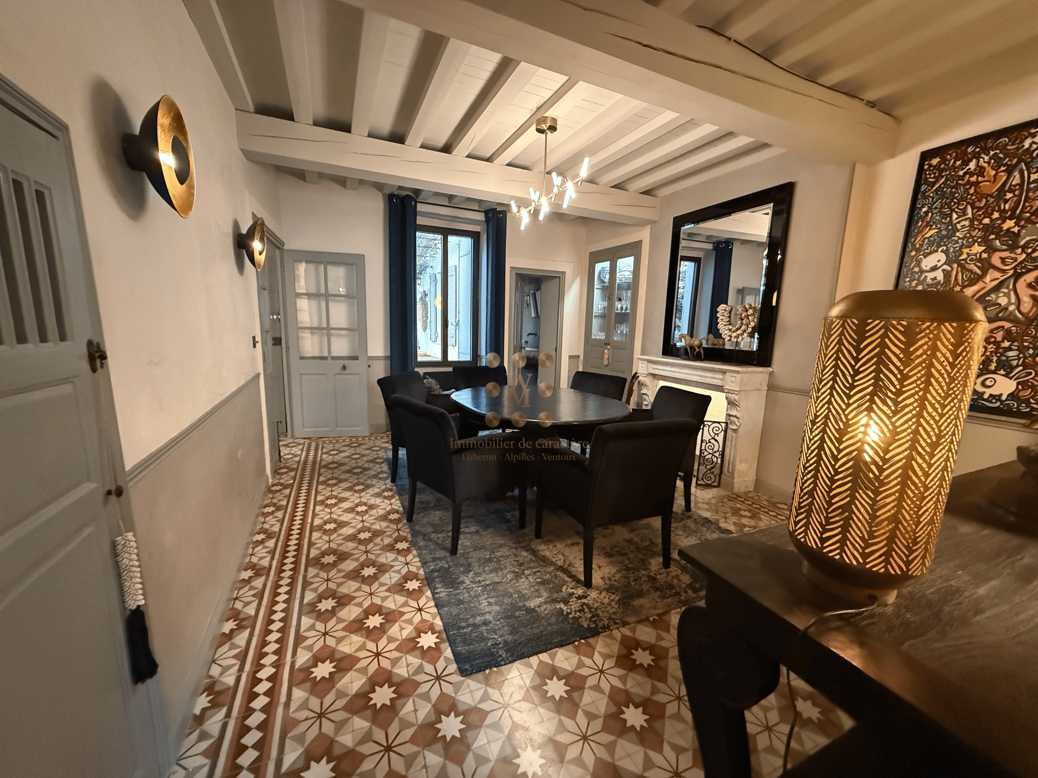 Intérieur d'une maison de maître à Maillane avec salle à manger et décoration moderne.