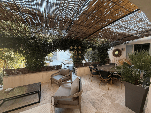 Terrasse d'une maison de maître avec mobilier extérieur et végétation, située à Maillane.