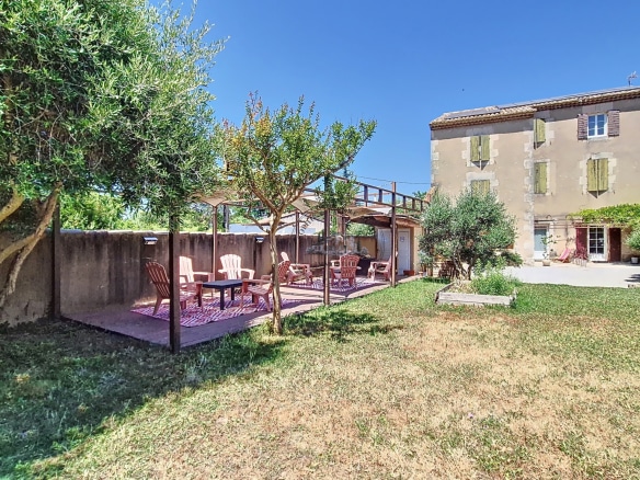 18th-century building with garden, Cheval-Blanc