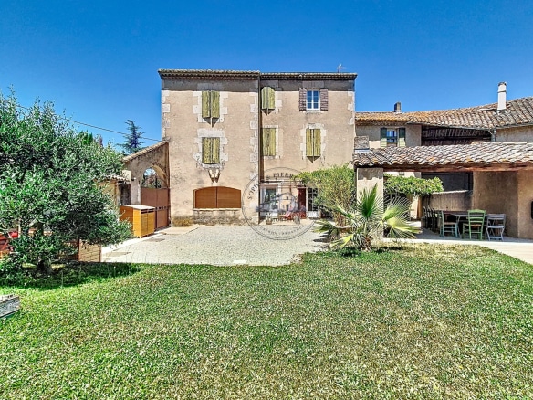 18th-century building with garden, Cheval-Blanc