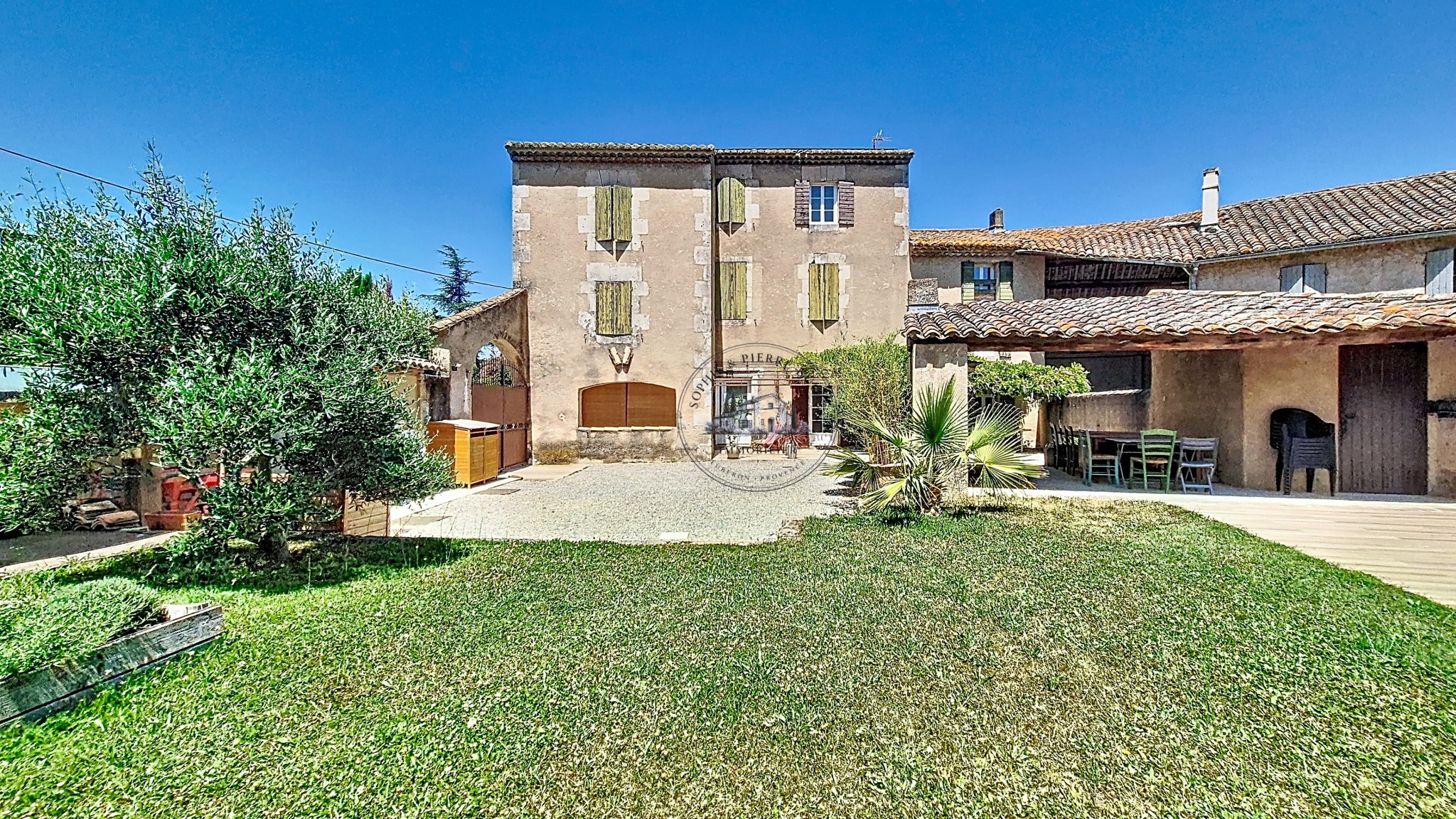 18th-century building with garden, Cheval-Blanc