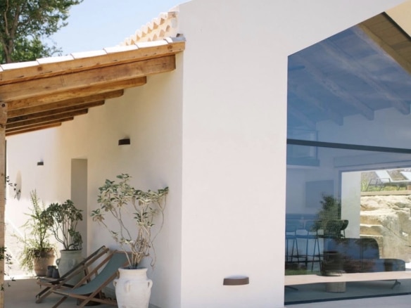 Maison moderne avec terrasse et grandes baies vitrées à L'Isle-sur-la-Sorgue.