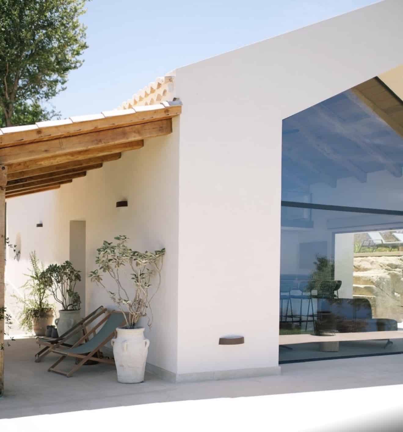 Propriété moderne à L’Isle-sur-la-Sorgue Maison moderne avec terrasse et grandes baies vitrées à L'Isle-sur-la-Sorgue.