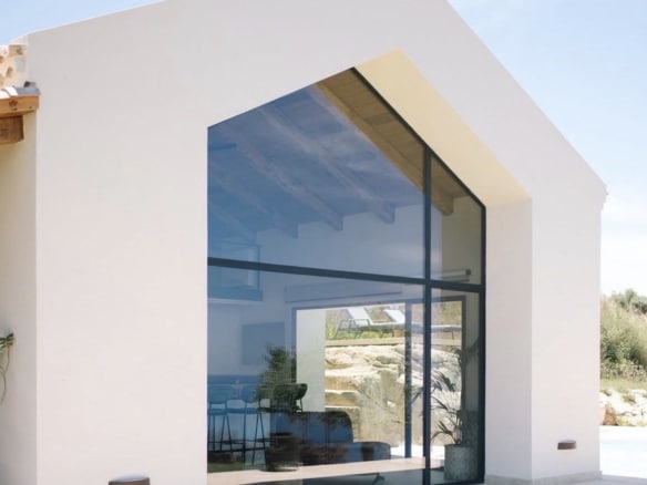 Maison moderne avec grande baie vitrée, située à L'Isle-sur-la-Sorgue.