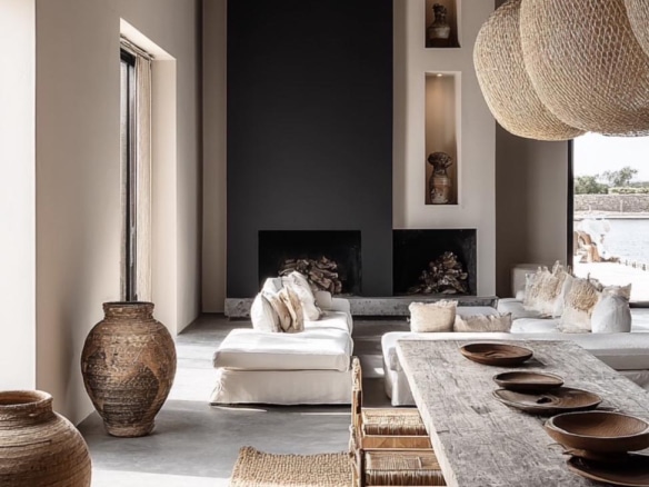 Intérieur d'une maison moderne avec un grand salon lumineux, une table en bois et des éléments décoratifs en osier.