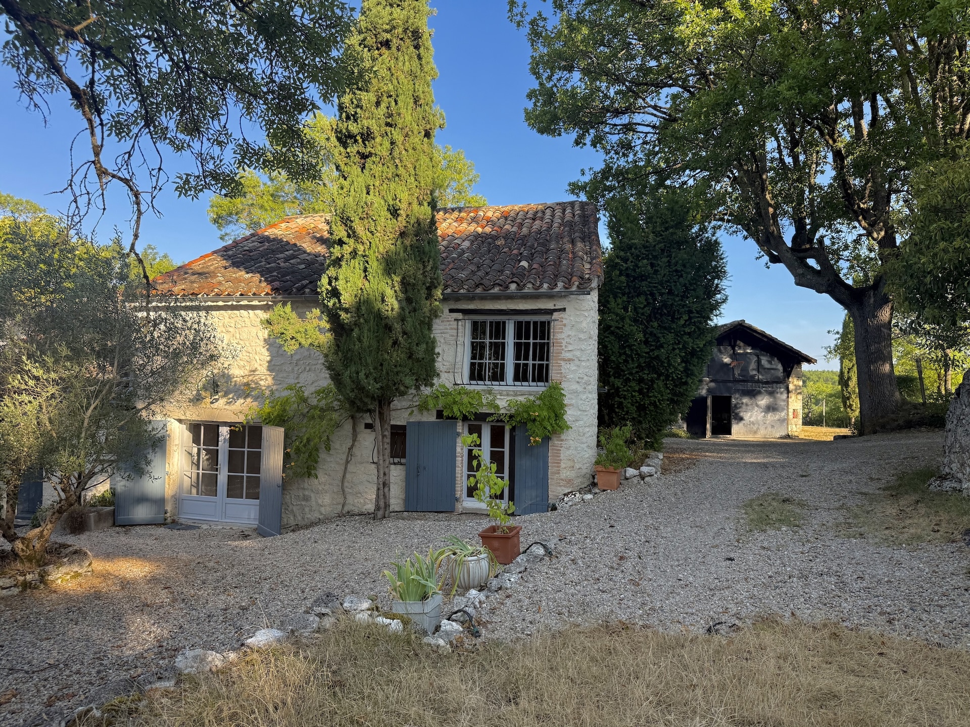 Stone property with swimming pool and garden in Touffailles, overlooking the surrounding countryside.