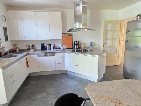 Modern and spacious kitchen in a town house in Bauvin, with counter and recent equipment.