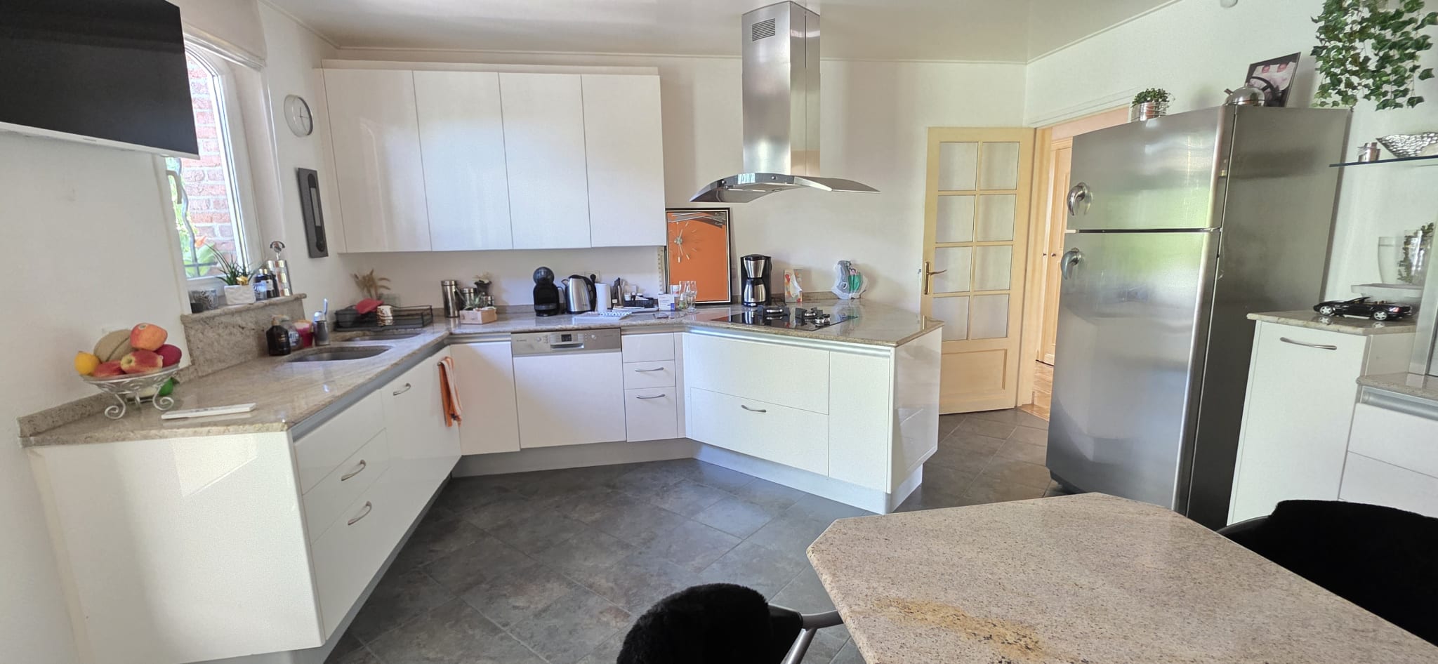 Home cooking in Bauvin Modern and spacious kitchen in a town house in Bauvin, with counter and recent equipment.
