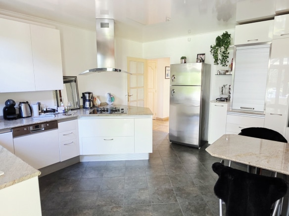 Modern and spacious kitchen with counter and appliances, Townhouse in Bauvin.