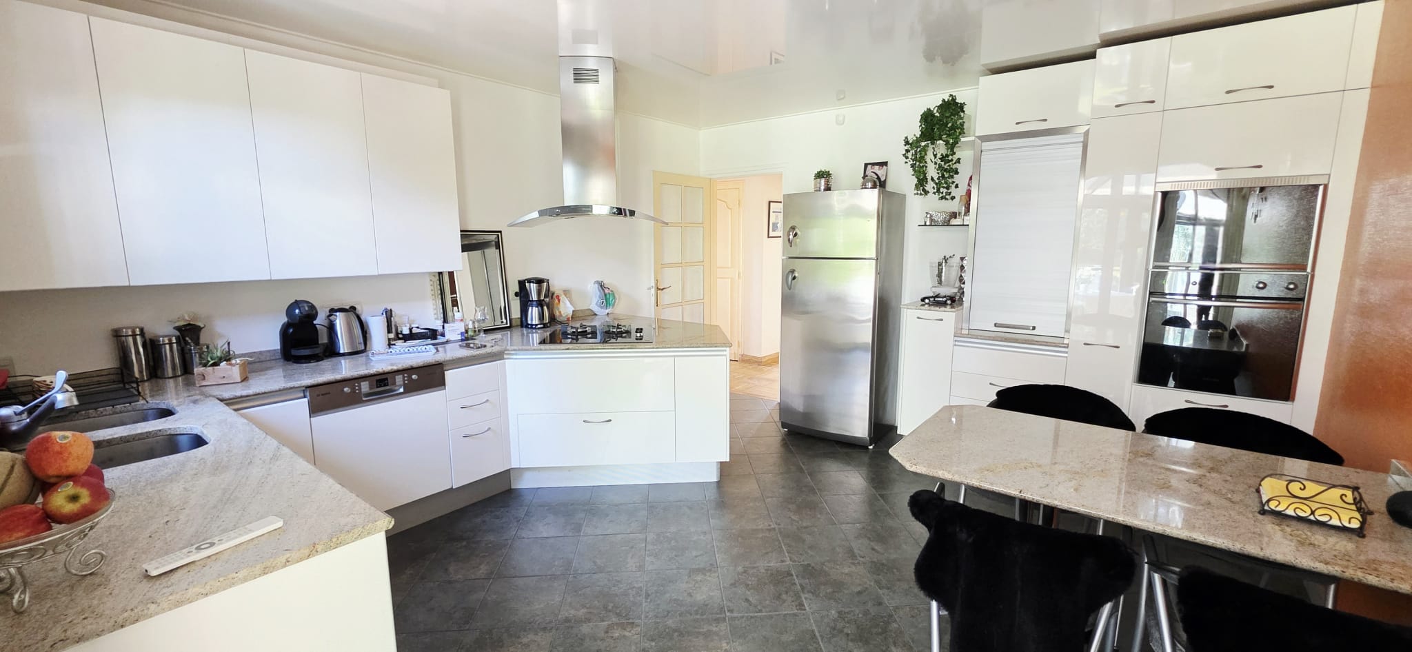 Town House Kitchen in Bauvin Modern and spacious kitchen with counter and appliances, Townhouse in Bauvin.