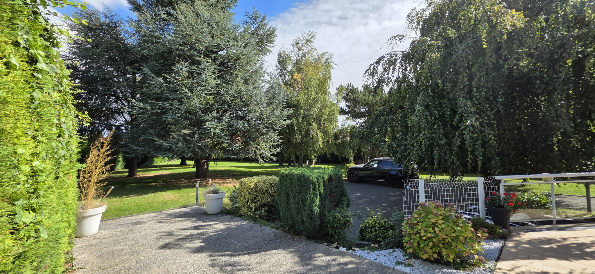 House entrance with garden in Bauvin Entrance to a house with a garden and trees, Bauvin.
