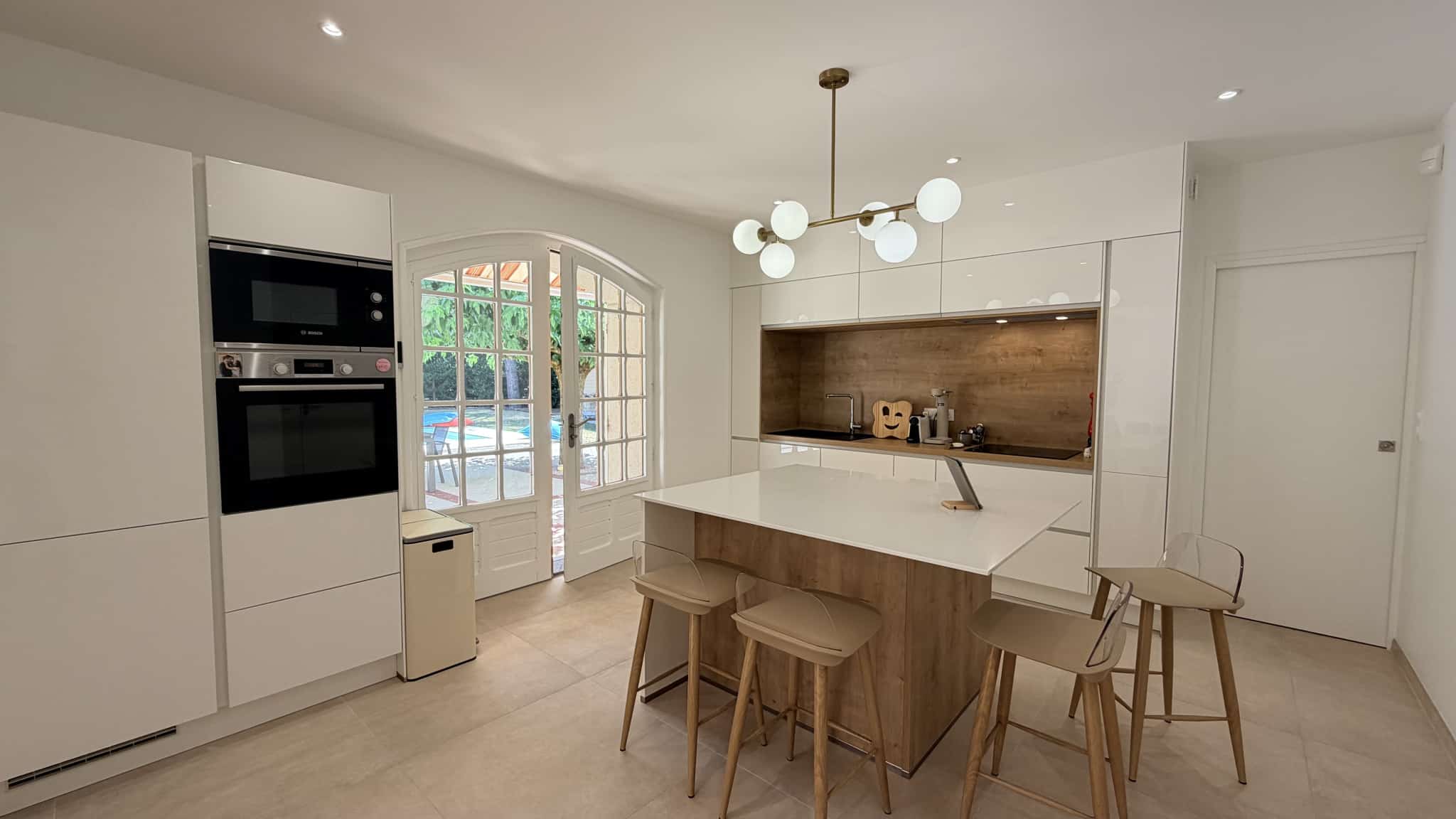 Modern kitchen with central island and access to the outside, character house in Saint-Just-Saint-Rambert.