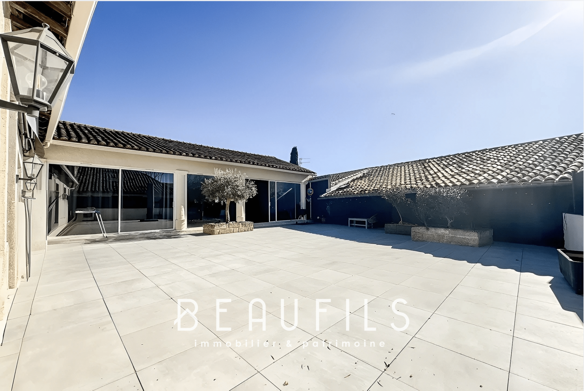 Unusual loft with terrace in Mauguio, outdoor space without overlooking.