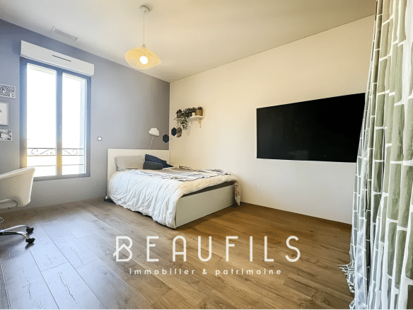 Bedroom in an unusual loft in Mauguio with a bed, a desk and a window.
