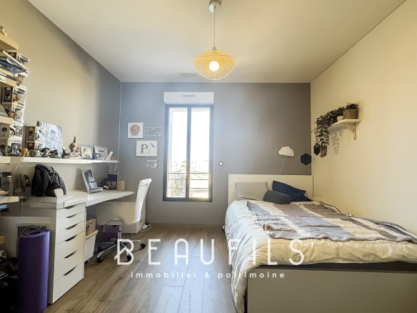 Bedroom in a loft in Mauguio with desk and bed, natural light.