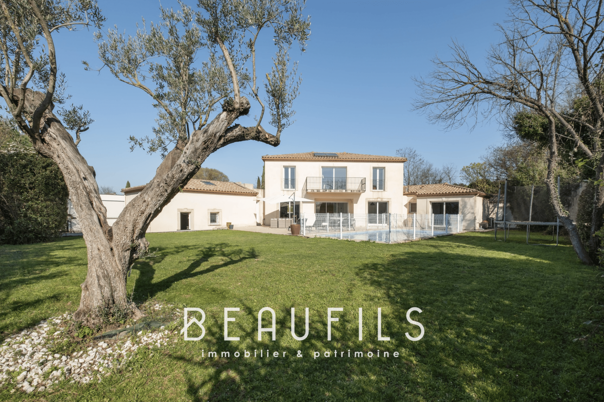 Architect-designed villa with landscaped garden in Nîmes, quiet and not overlooked.