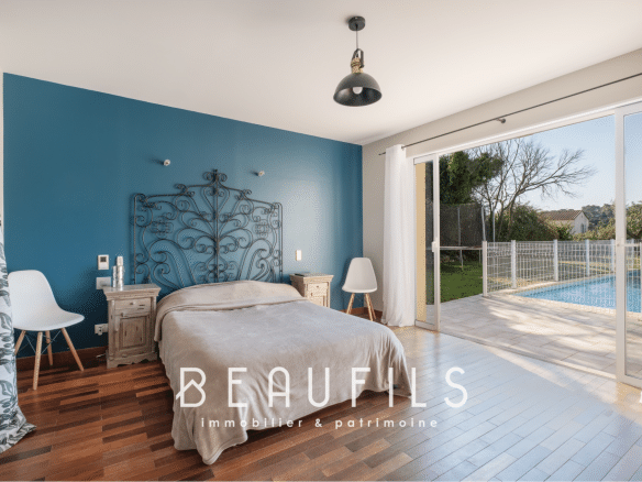 Room in an architect-designed villa with access to the outside and a swimming pool.