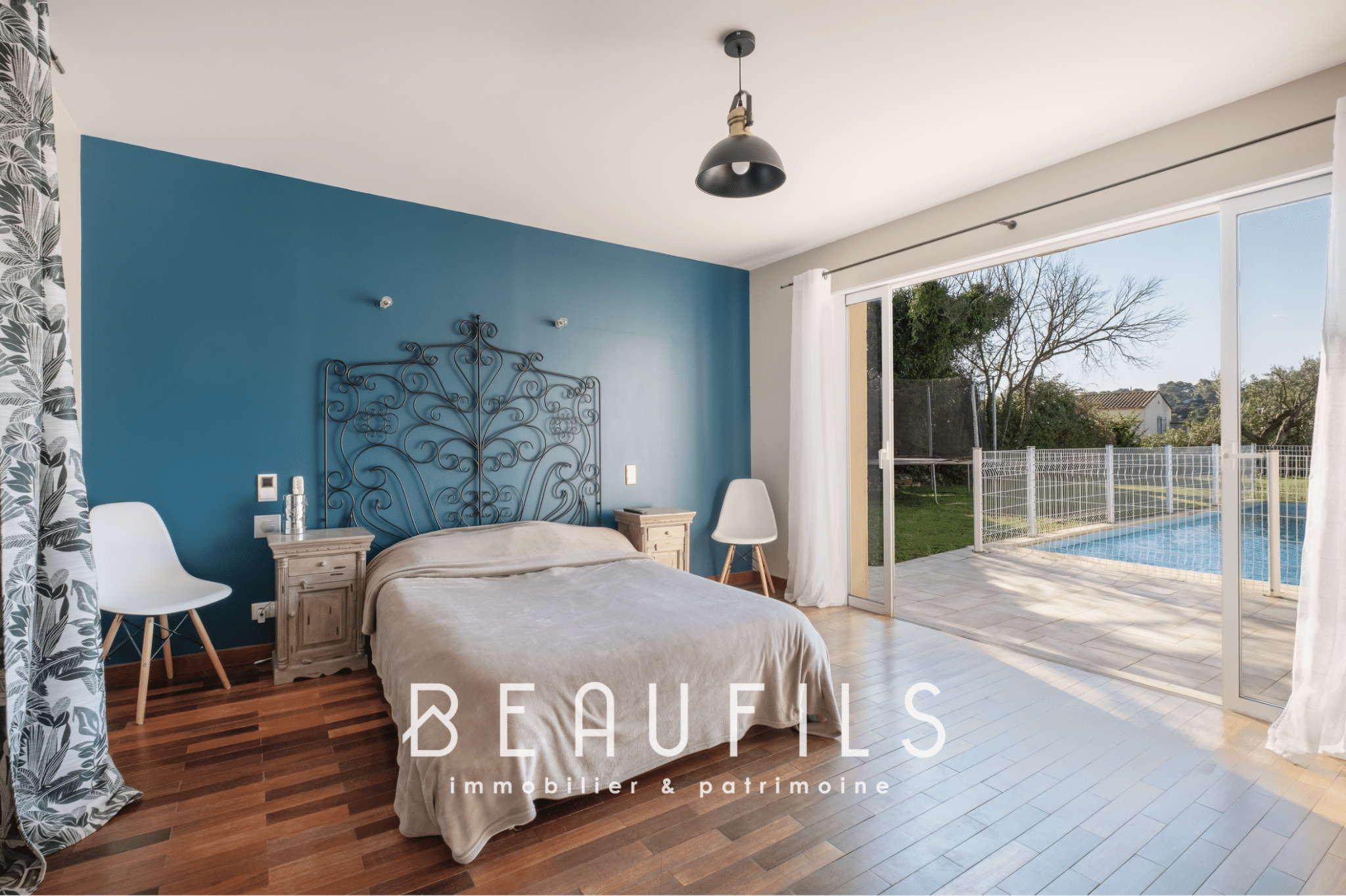 Room in an architect-designed villa with access to the outside and a swimming pool.