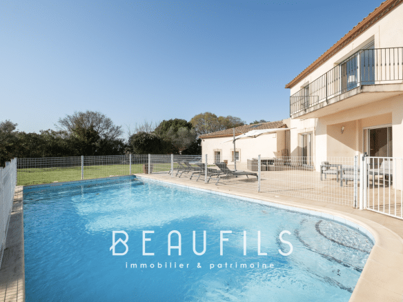 Architect-designed villa with swimming pool and garden in Nîmes, quiet and not overlooked.