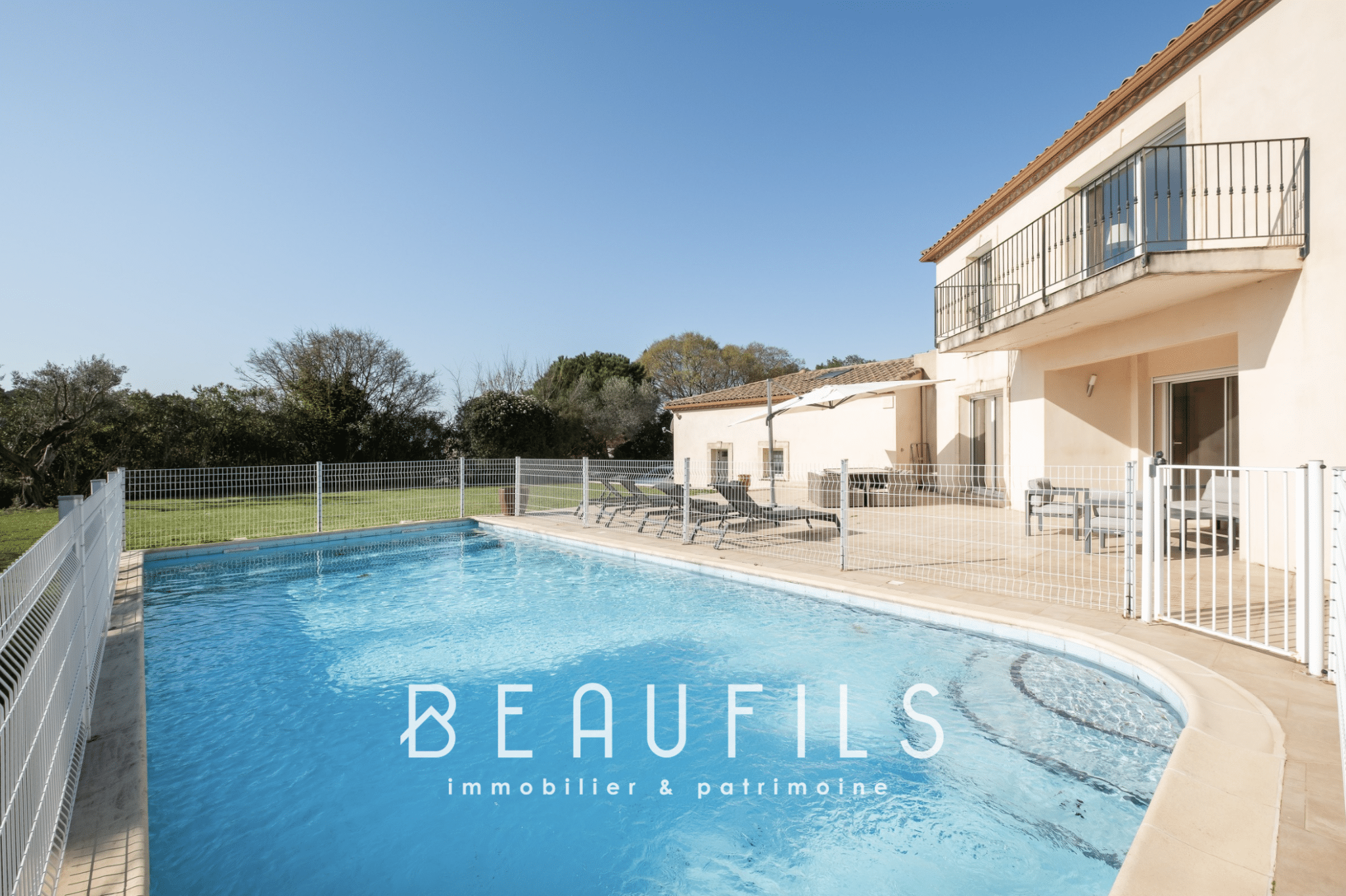 Architect-designed villa with swimming pool and garden in Nîmes, quiet and not overlooked.