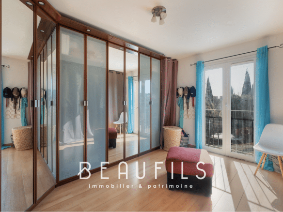 Interior of an architect-designed villa in Nîmes with a bright space and a balcony.