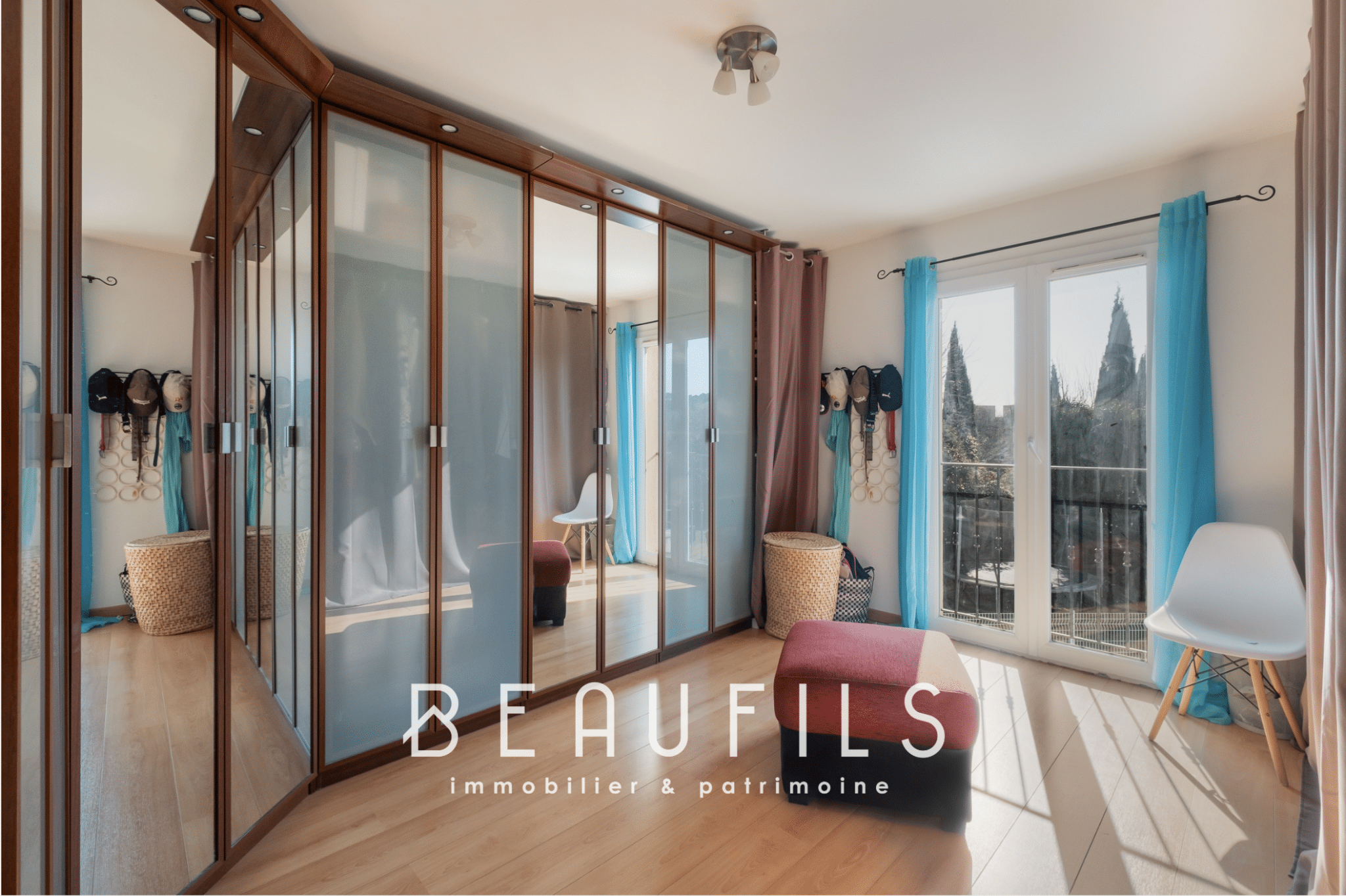 Interior of an architect-designed villa in Nîmes with a bright space and a balcony.
