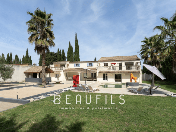 Renovated neo-Provençal farmhouse of 400m2 with swimming pool and garden in Saint-Gilles, Nîmes.