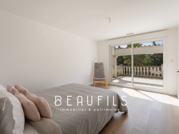 Room in a renovated neo-Provençal farmhouse in Saint-Gilles, with access to a balcony.