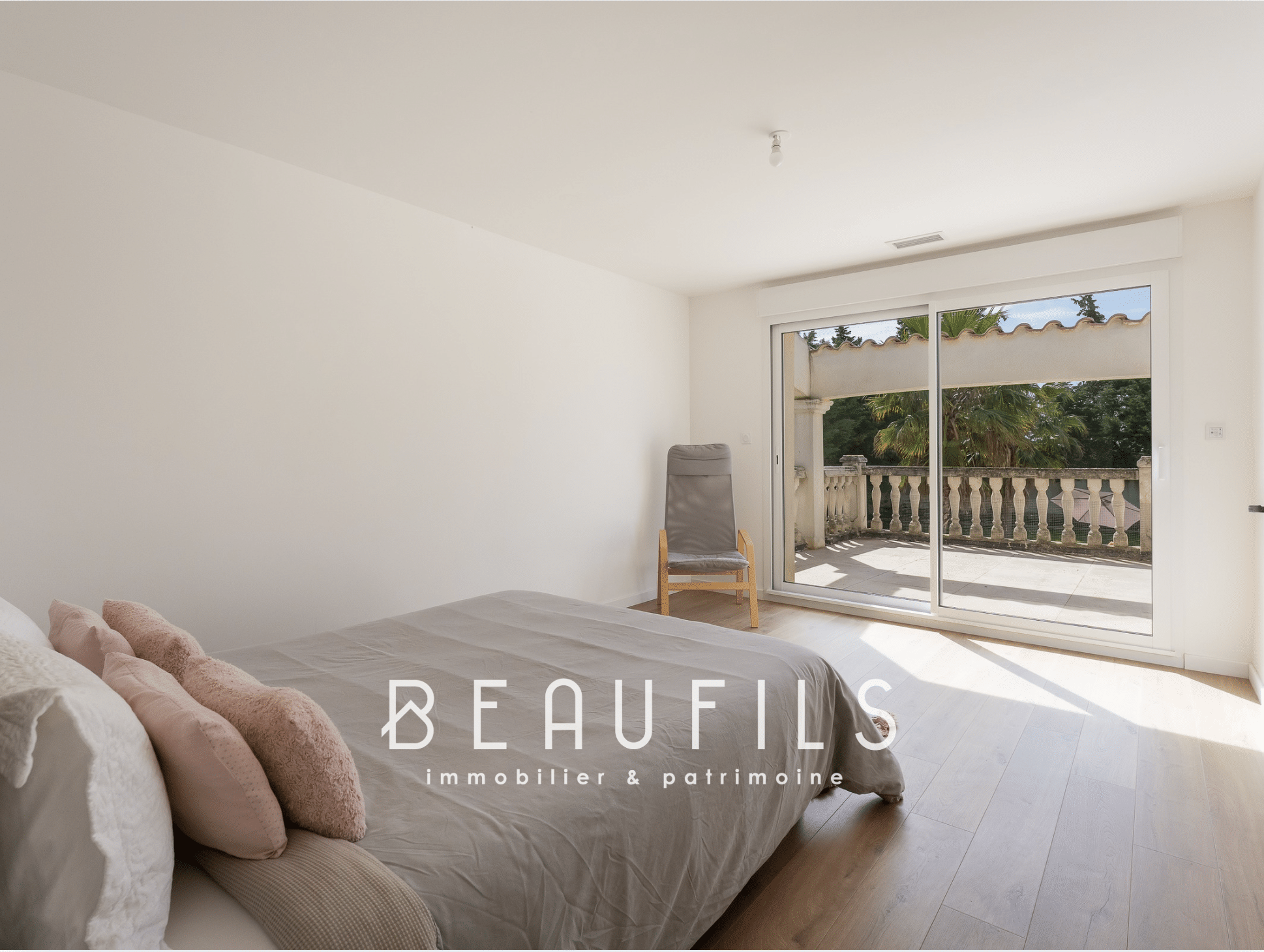 Room in a renovated neo-Provençal farmhouse in Saint-Gilles, with access to a balcony.