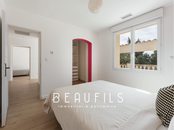 Room in a renovated neo-Provençal farmhouse in Nîmes, with bed and view of the outside.