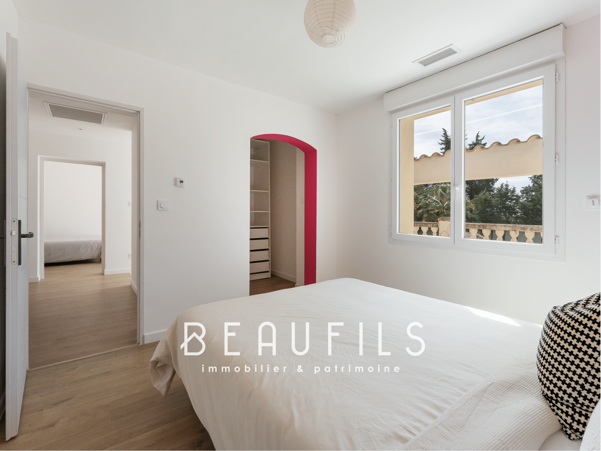 Room in a renovated neo-Provençal farmhouse in Nîmes, with bed and view of the outside.