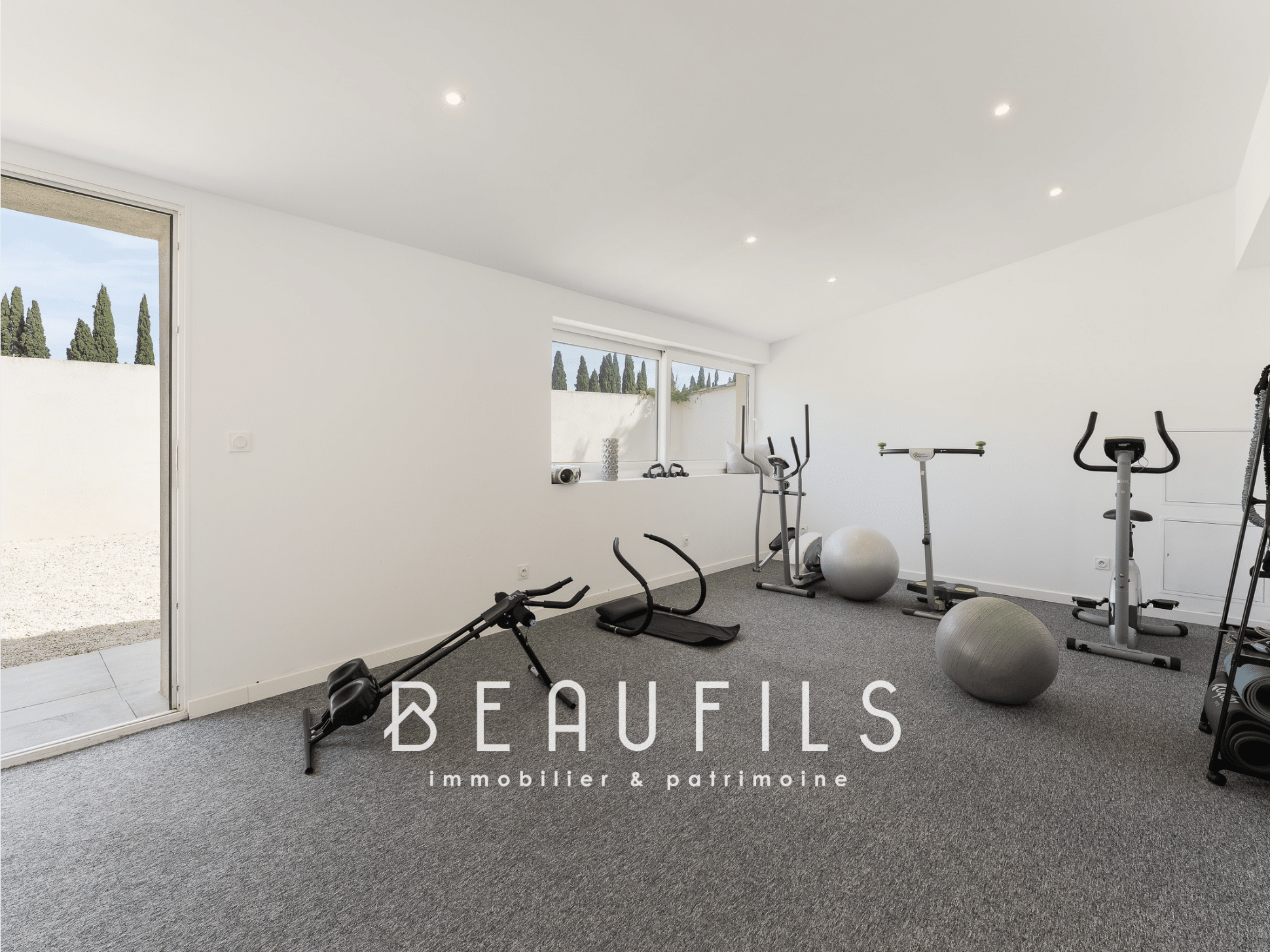 Gym with varied equipment in a renovated neo-Provençal farmhouse in Saint-Gilles, Nîmes.
