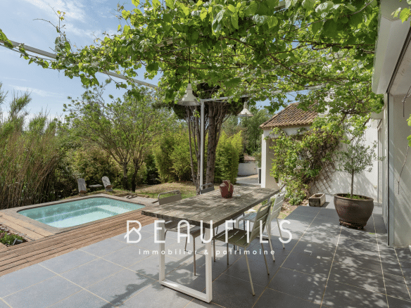 Architect-designed villa with swimming pool and terrace in Montferrier-sur-Lez, surrounded by a wooded garden.