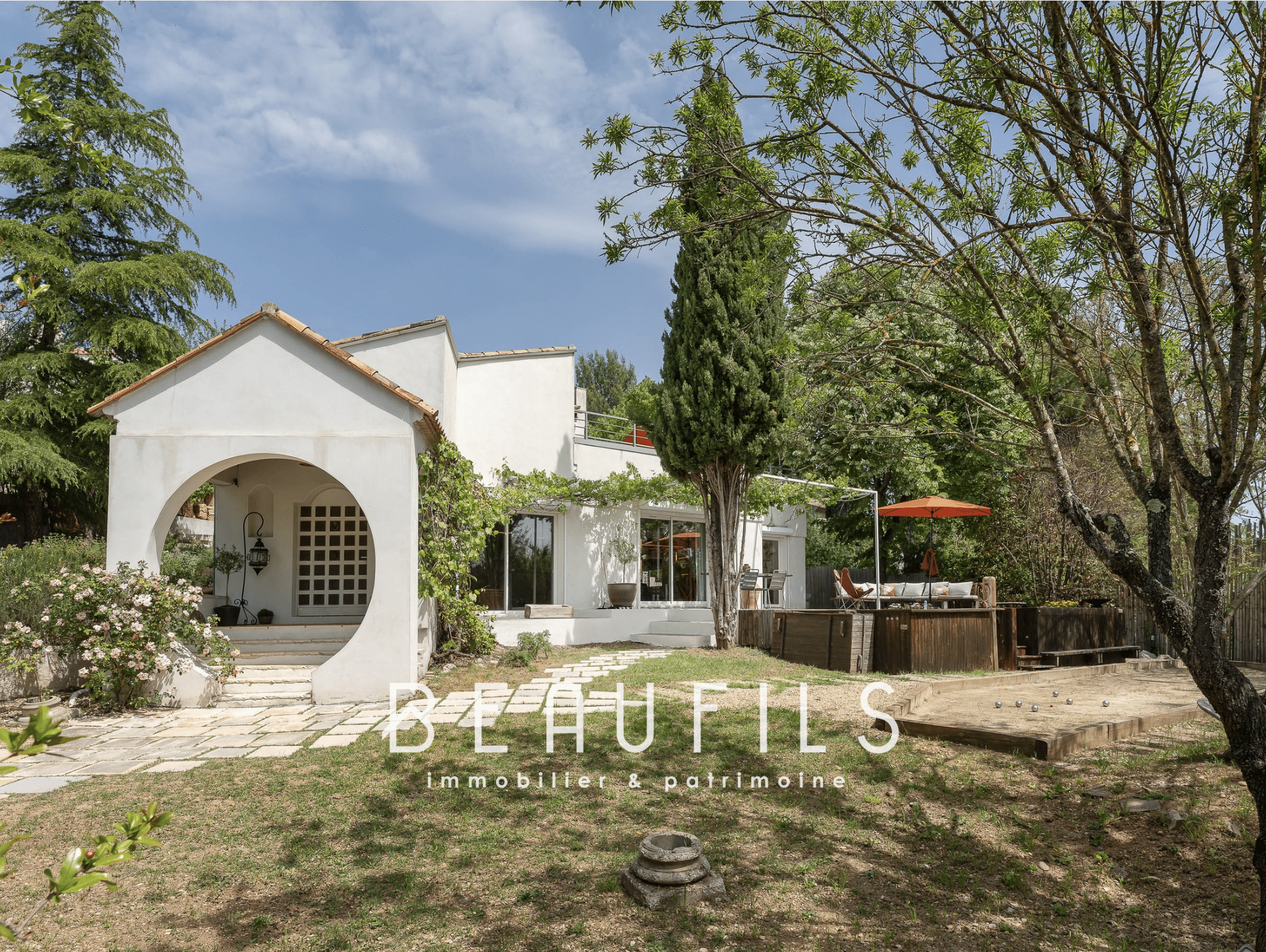 Architect-designed villa with outbuilding in Montferrier-sur-Lez, wooded plot and outdoor space.
