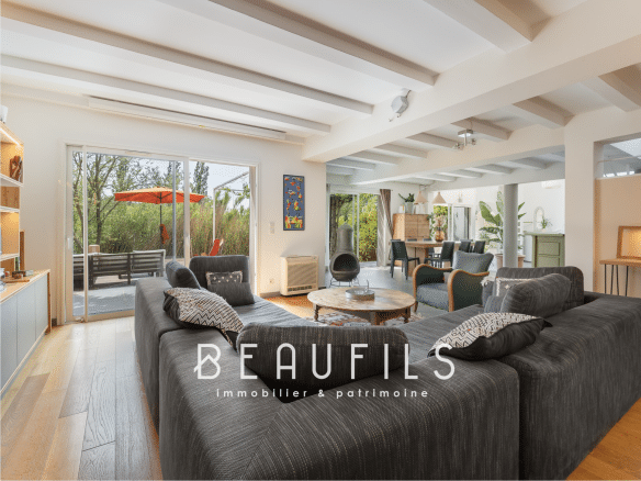 Interior of an architect-designed villa in Montferrier-sur-Lez with a spacious and bright living room.