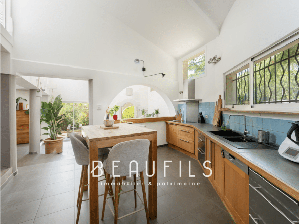 Modern kitchen in an architect-designed villa in Montferrier-sur-Lez, with an open and bright space.