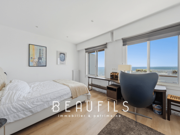 Apartment room with sea view in Le Grau-du-Roi.