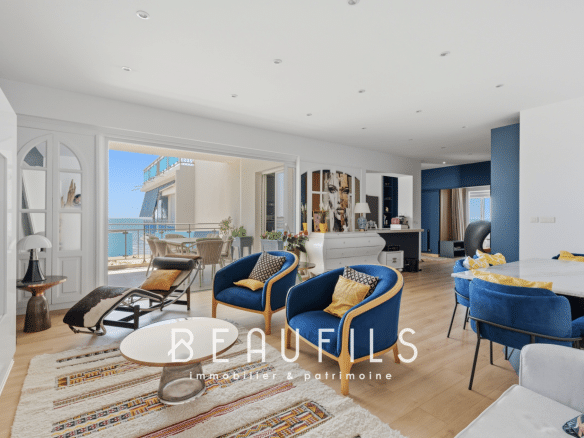 Renovated 2-bedroom apartment with panoramic sea view, Le Grau-du-Roi, 4th floor, 14m2 terrace.