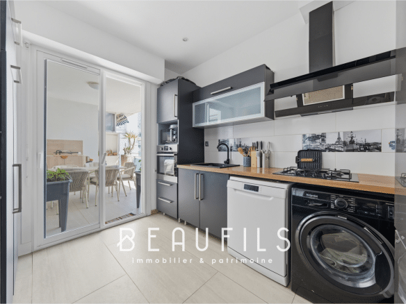 Modern kitchen in a renovated apartment with access to a terrace, Le Grau-du-Roi.