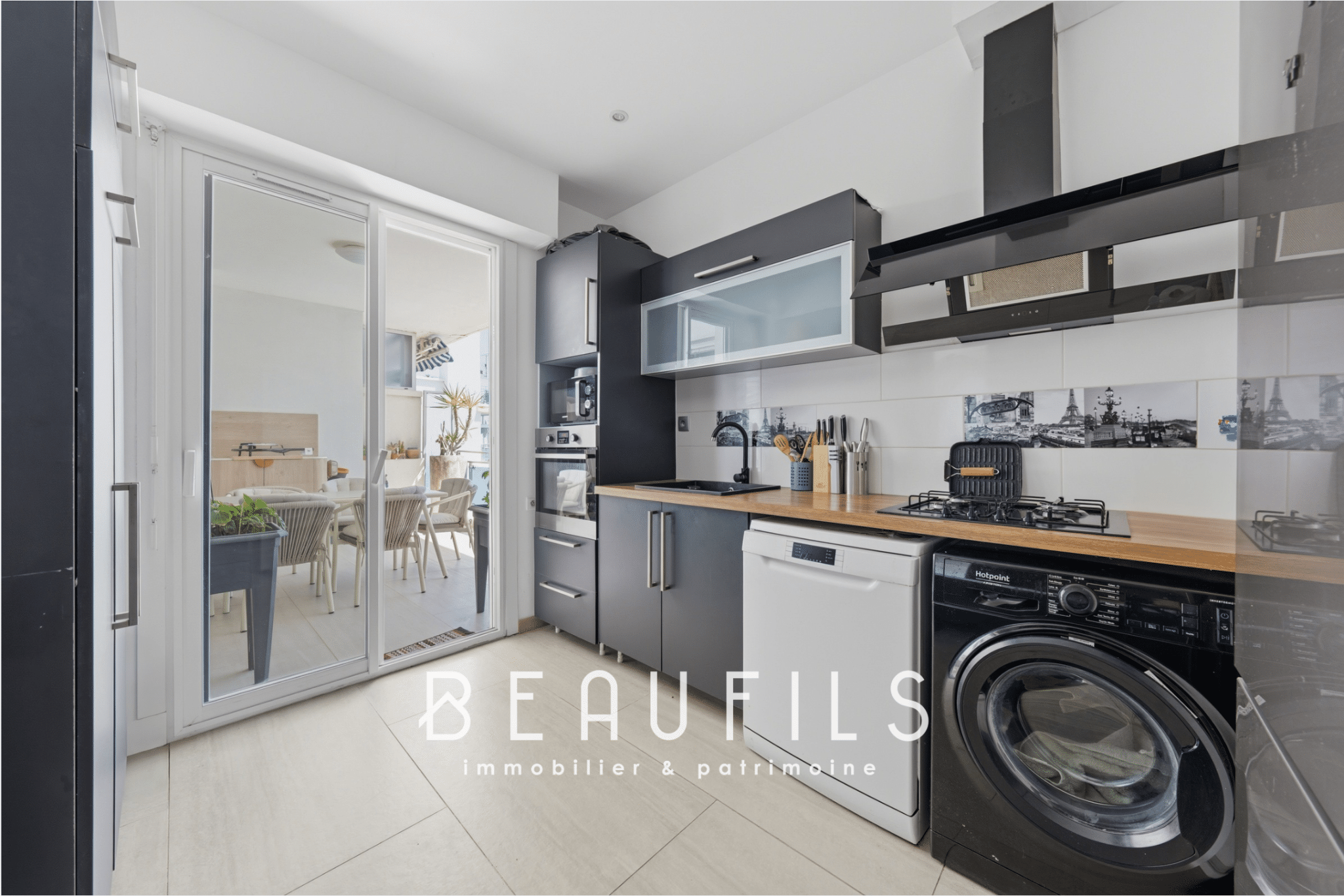 Modern kitchen in a renovated apartment with access to a terrace, Le Grau-du-Roi.