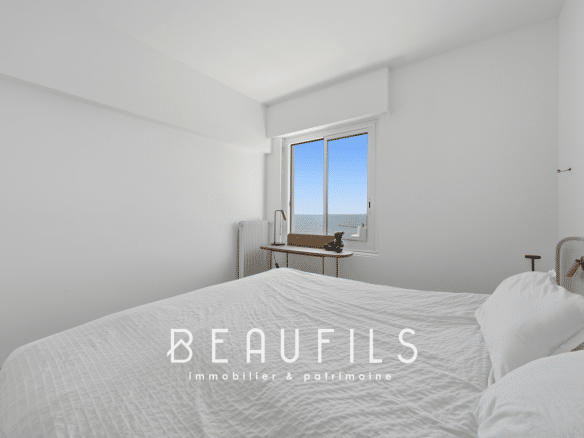Room in a renovated apartment with sea view in Le Grau-du-Roi.