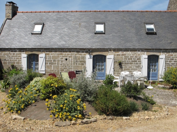 Corps de ferme en pierre avec jardin fleuri, Pont-l'Abbé, Cornouaille.