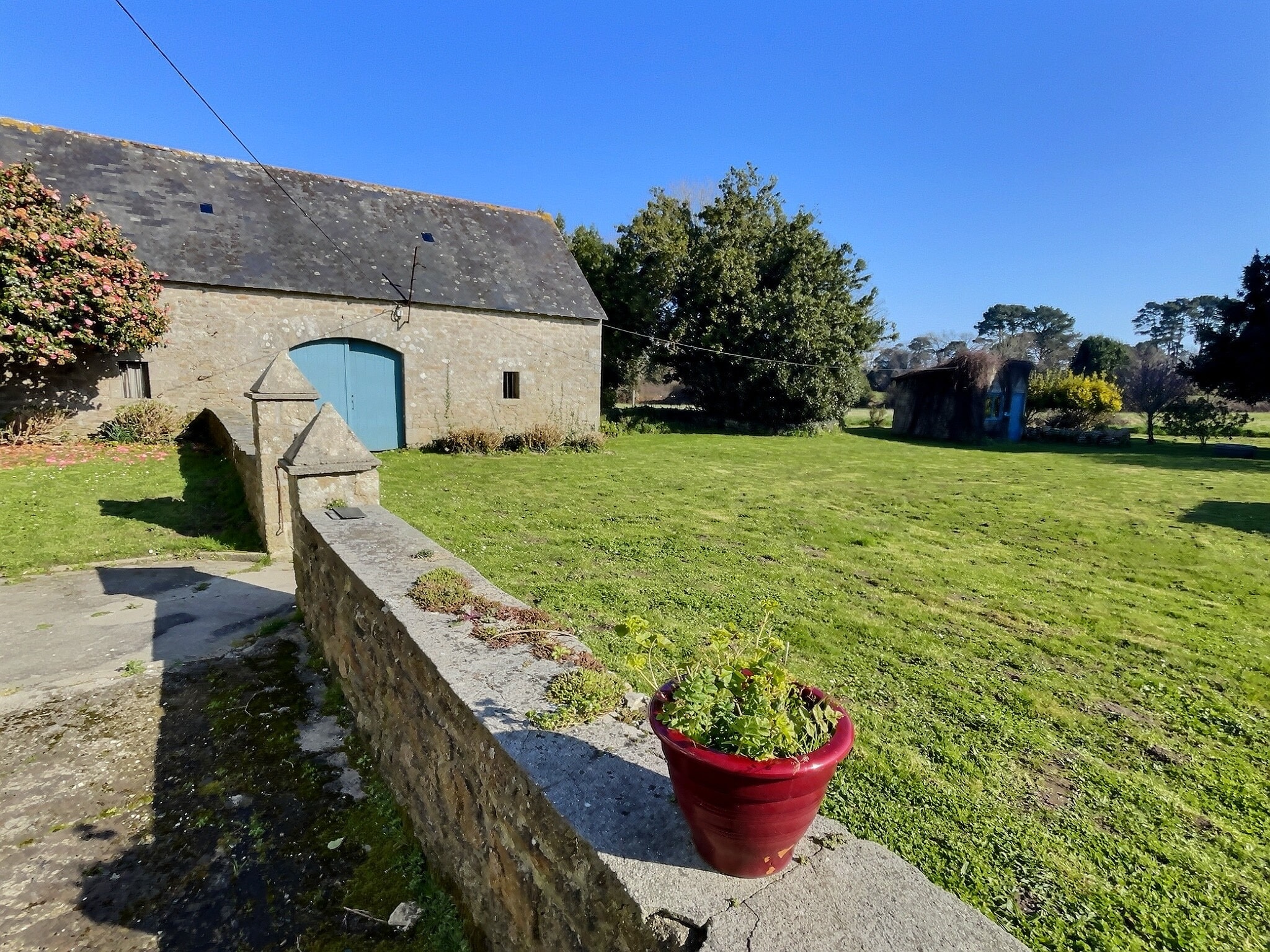 Corps de ferme historique du XVIIIe siècle avec jardin verdoyant à Pont-l'Abbé, Cornouaille.