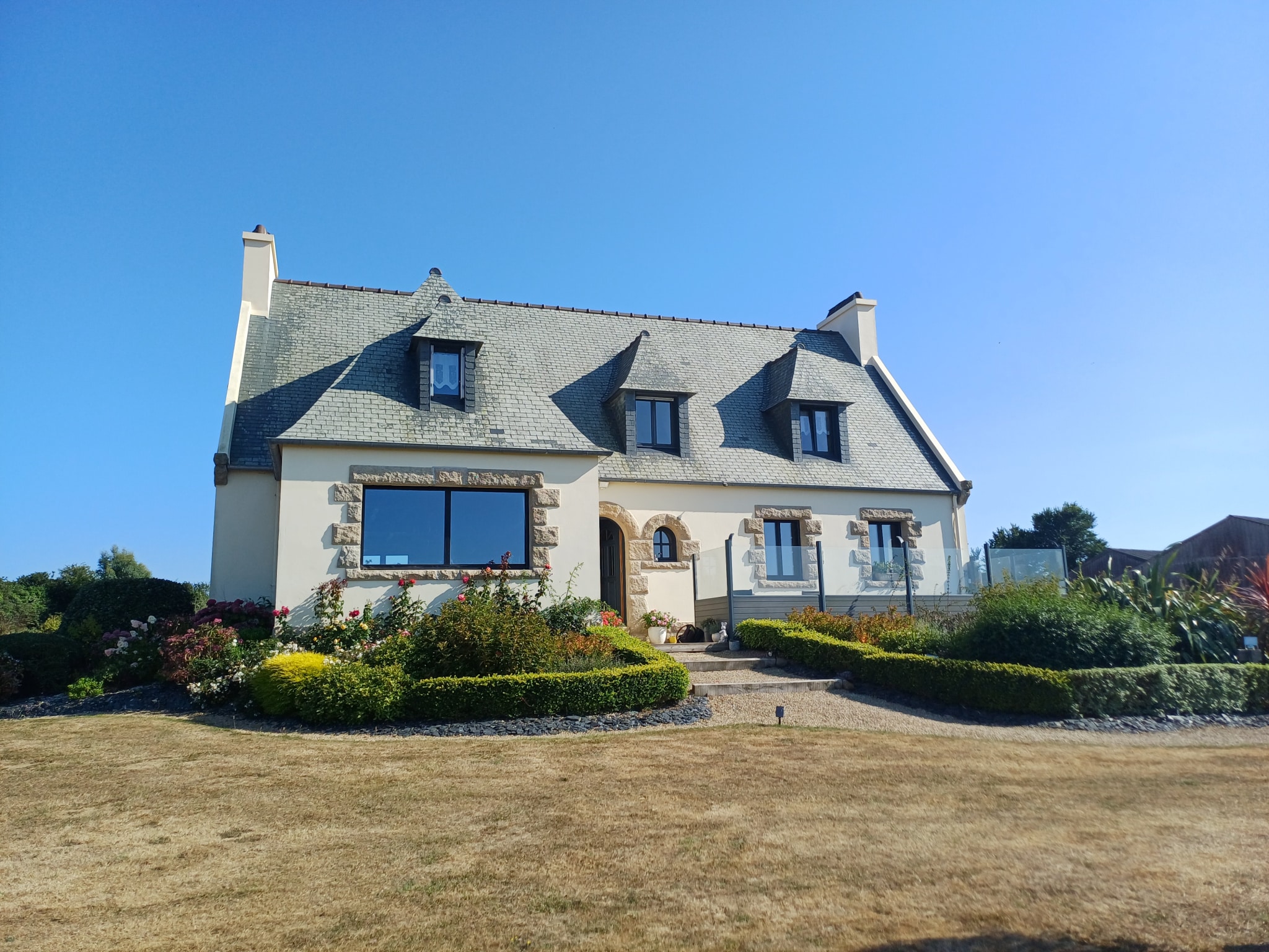 House with sea view in Plougasnou, surrounded by garden on a plot of 7600 m2.